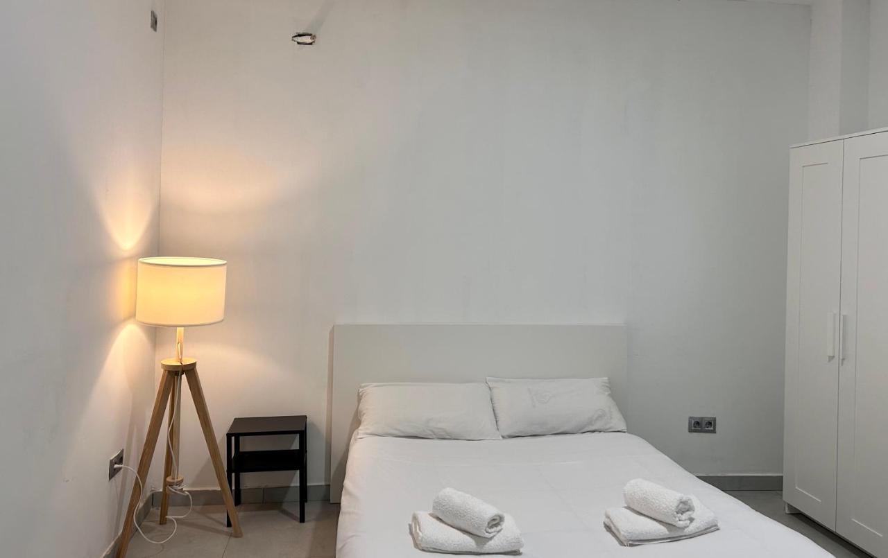 Hostel Ramon Lujan 91 マドリード エクステリア 写真